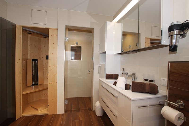 Bathroom with infrared cabin in Apart Bergrkristall Fiss