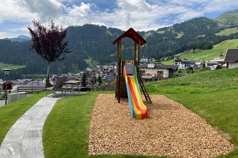 Spielplatz mit Rutsche im Apart Bergzeit Fiss